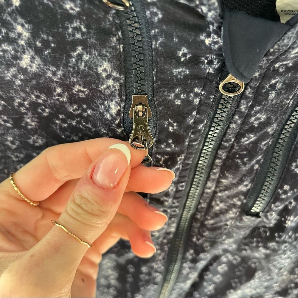 Lululemon Spring Forward Jacket
Kanoko Twist Inkwell Ghost / Inkwell - Picture 11 of 14